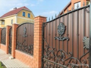 Кирпичный забор с ковкой  150 метров фото в Красноармейске