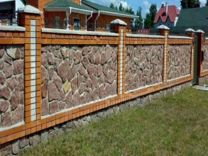 Кирпичный забор с камнем 12 метров фото в Красноармейске