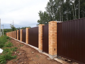 Кирпичный забор на ленточном фундаменте 12 метров фото в Красноармейске