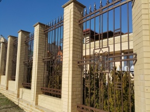 Кирпичный забор с ковкой  10 метров фото в Красноармейске