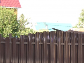 Забор из евроштакетника на ленточном фундаменте 10 метров фото в Красноармейске
